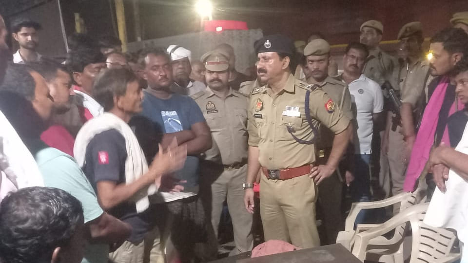 Mahoba: The thief shot the businessman and ran away with the golak