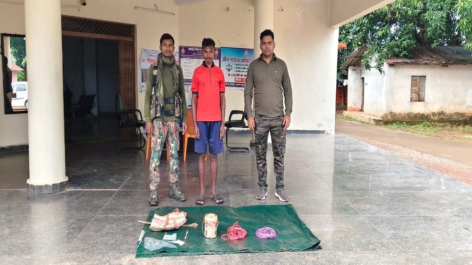 Success in Naxal operation Jantana Sarkar vice president arrested with explosive material in Bijapur
