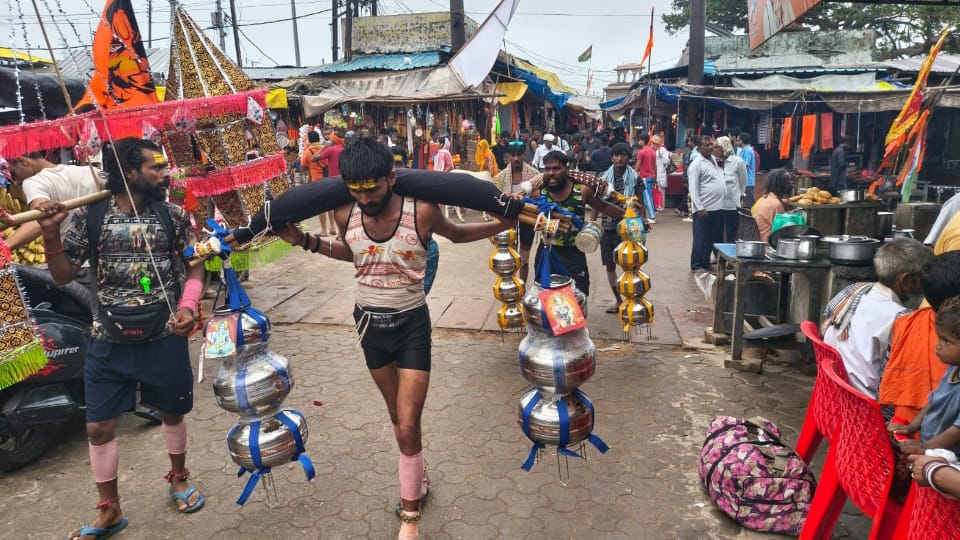 huge crowd of devotees gathered in Shiva temples On second Monday of Sawan DM-SP showered flowers on Kanwariya