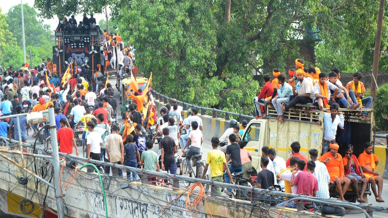 devotees lined up for Jalabhishek in Shiva temples in Bareilly