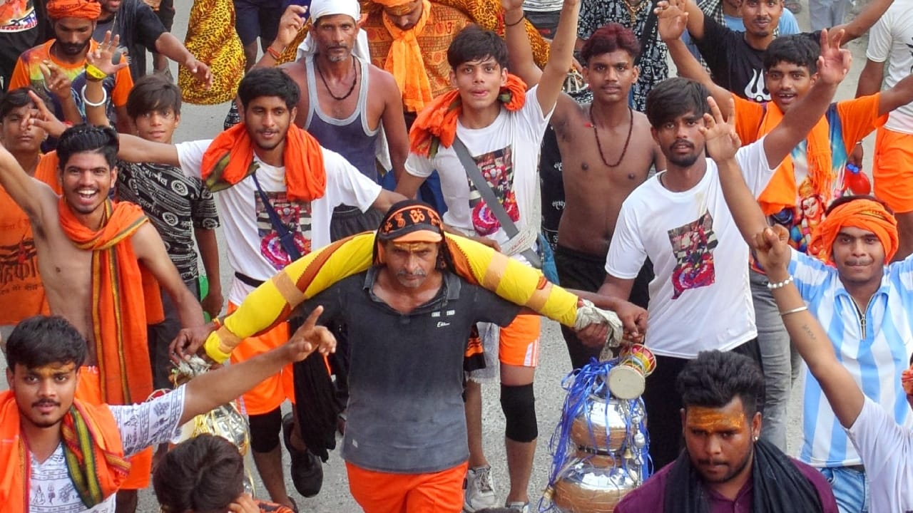 devotees lined up for Jalabhishek in Shiva temples in Bareilly