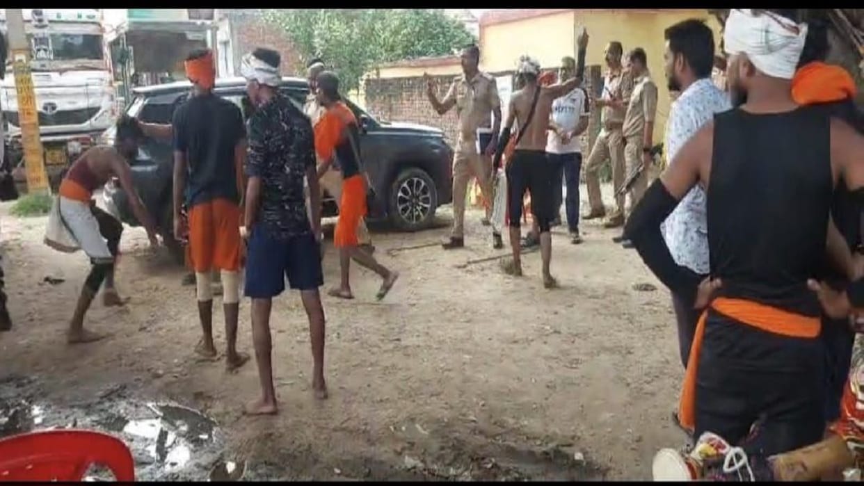 Kanwariyas vandalized car in front of the police station in Bareilly