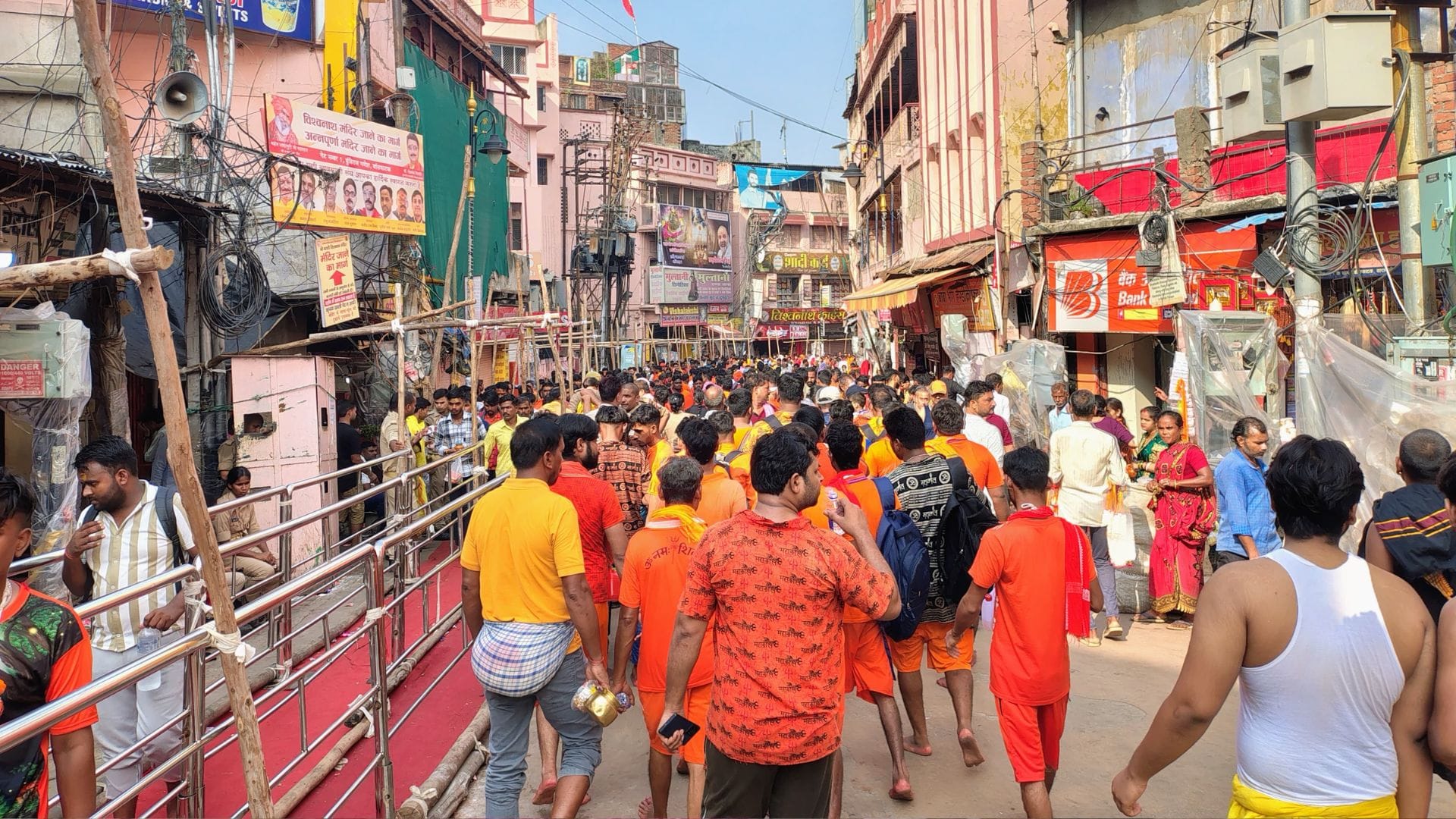 Sawan second somwar 2025 flowers showered on devotees at Kashi Vishwanath Dham in varanasi