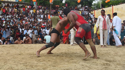 Kanpur: Jallad Singh won wrestling worth Rs. 1.11 lakhs by defeating Shankar with a Dhobi Pachhad move