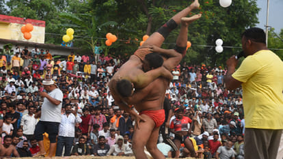 Kanpur: Jallad Singh won wrestling worth Rs. 1.11 lakhs by defeating Shankar with a Dhobi Pachhad move
