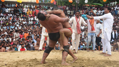 Kanpur: Jallad Singh won wrestling worth Rs. 1.11 lakhs by defeating Shankar with a Dhobi Pachhad move