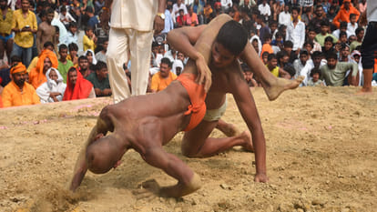 Kanpur: Jallad Singh won wrestling worth Rs. 1.11 lakhs by defeating Shankar with a Dhobi Pachhad move