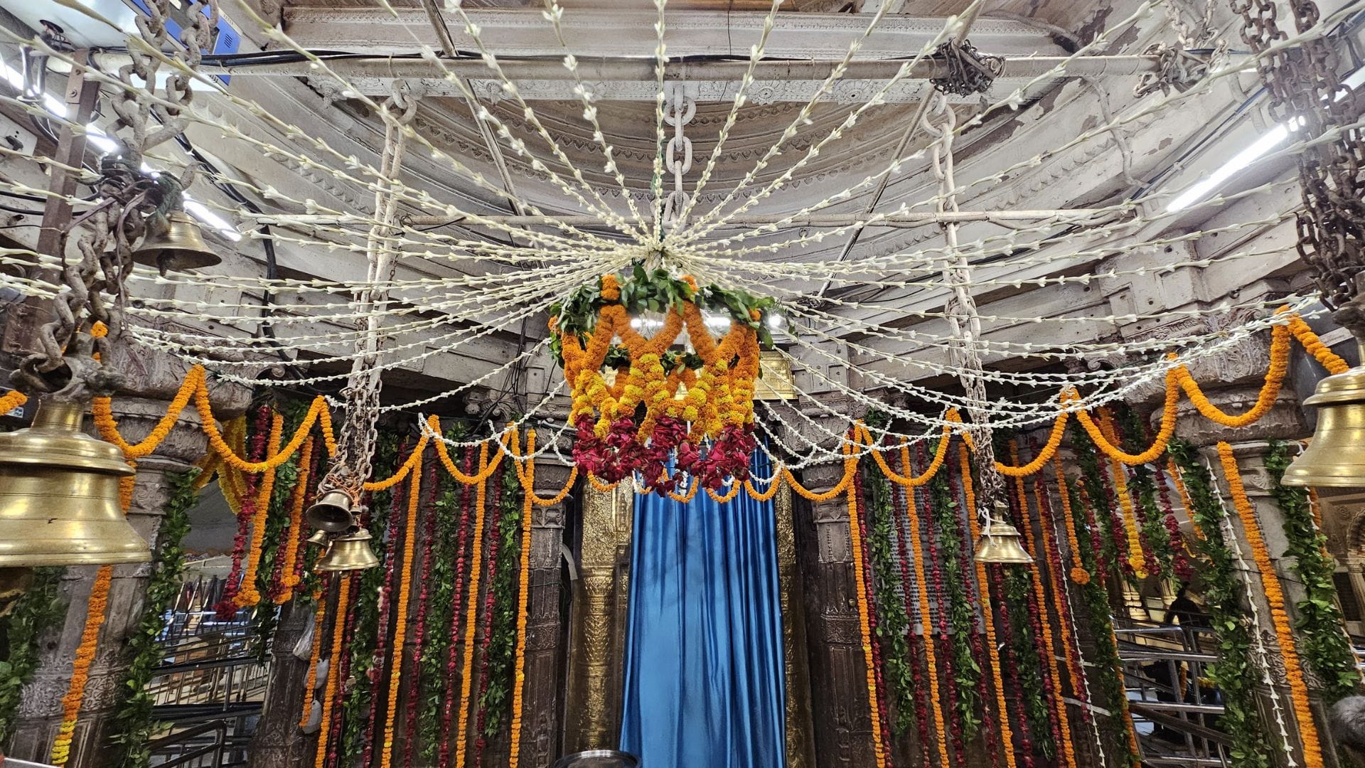 Sawan second somwar 2025 flowers showered on devotees at Kashi Vishwanath Dham in varanasi