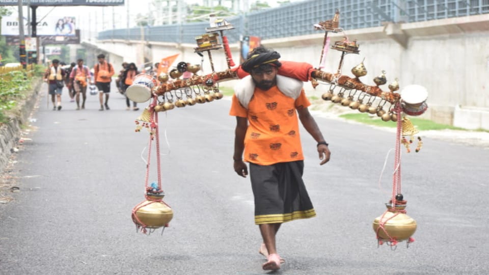 Kanwar Yatra 2025: Devotees to Offer Sacred Ganga Water to Lord Shiva Today Amid Sea of Faith