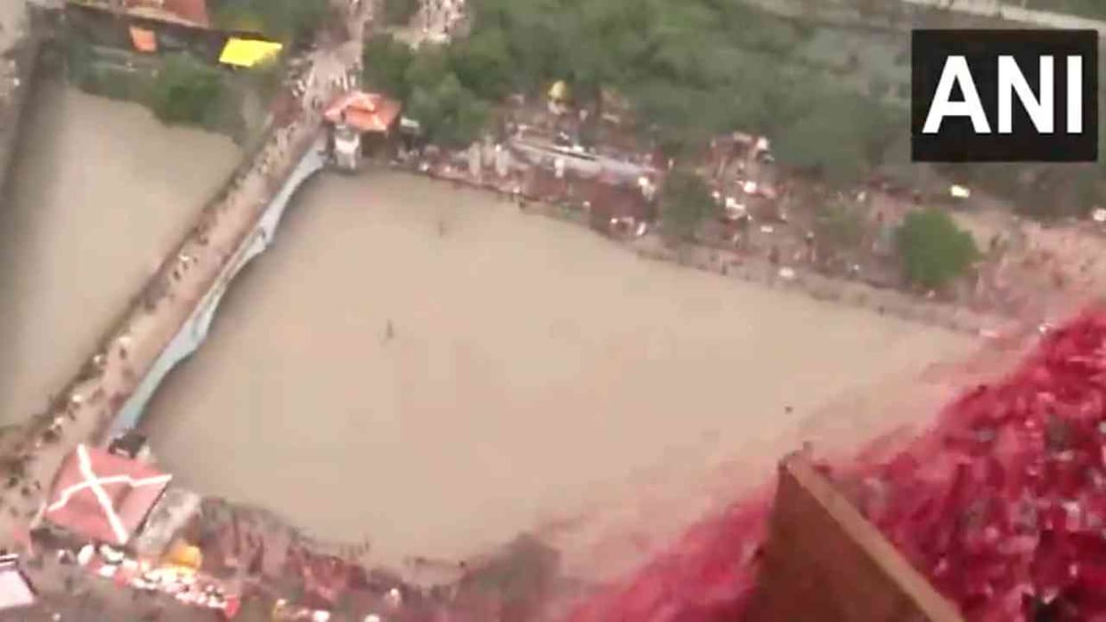 administration showered flowers on Kanwariyas from a helicopter In Ghaziabad