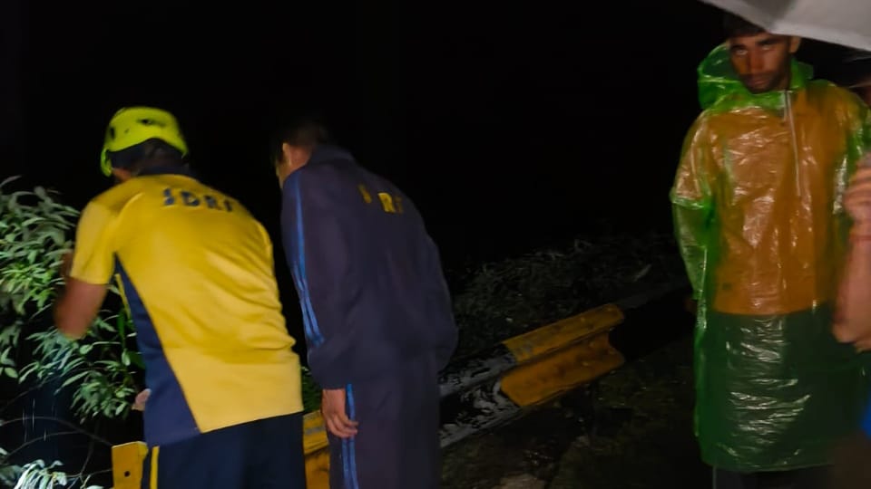 Uttarkashi News Kanwariya falling down from road near Devta temple police and SDRF on spot