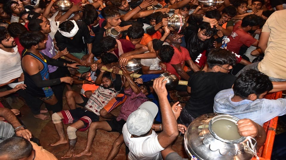 Chaos at Khereshwar Dham During Midnight Jalabhishek 10 Kanwariyas Fainted After Stampede-like Rush