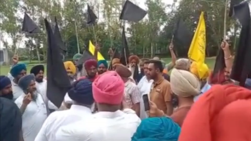 Farmers Protested against government team that came to explain benefits of land pooling