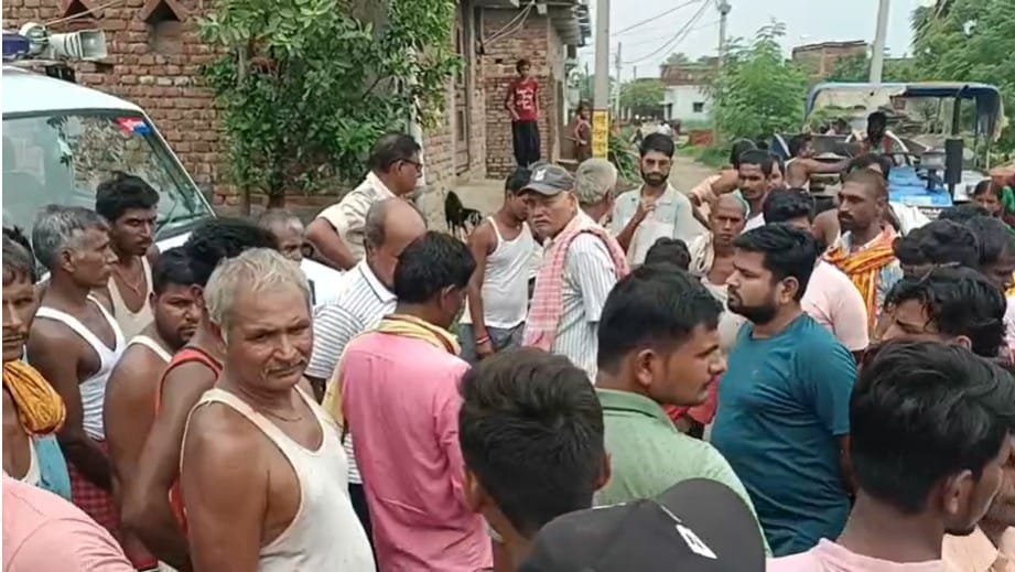 Bihar News: Road waterlogged due to flood water, angry villagers blocked the road