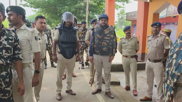 Bihar Crime: भूमि विवाद में दो पक्षों के बीच मारपीट, पुलिस पर भी हुआ हमला; बुलेट में लगाई गई आग