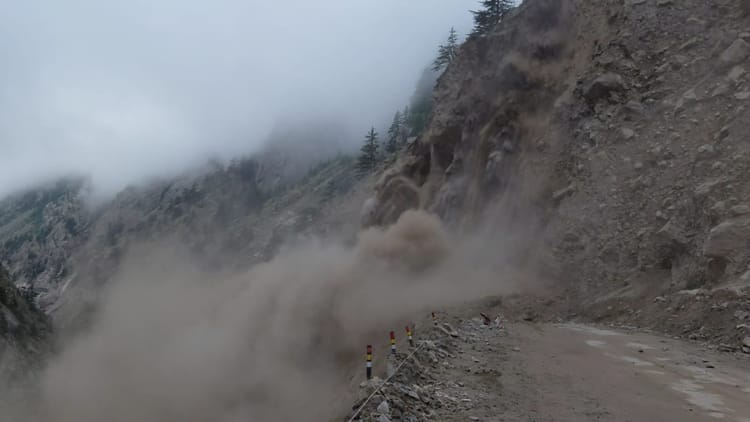 Chamoli: भापकुंड के पास सड़क पर आ गिरा पूरा 'पहाड़', चीन सीमा को जोड़ने वाला मलारी हाईवे 10 मीटर तक ध्वस्त