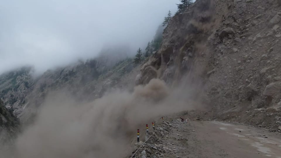 Uttarakhand News Heavy Landslide On malari Highway Near Bhapkund China Border Road Closed