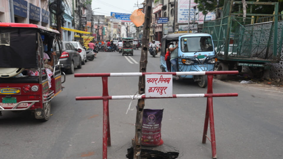 Kanpur: British era dot drain collapsed in P road, surrounding road also looked hollow