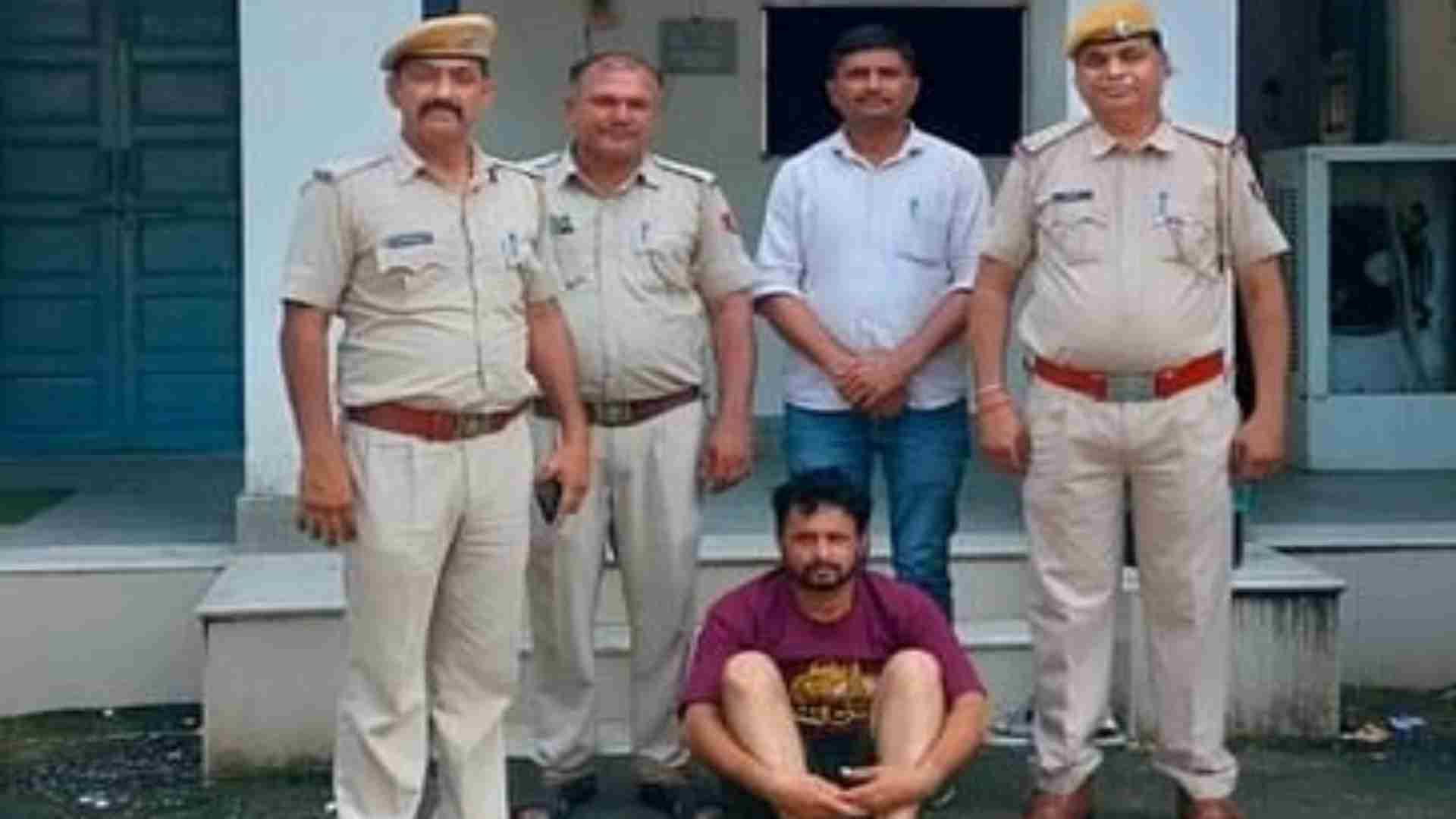 पुलिस की गिरफ्त में आरोपी।