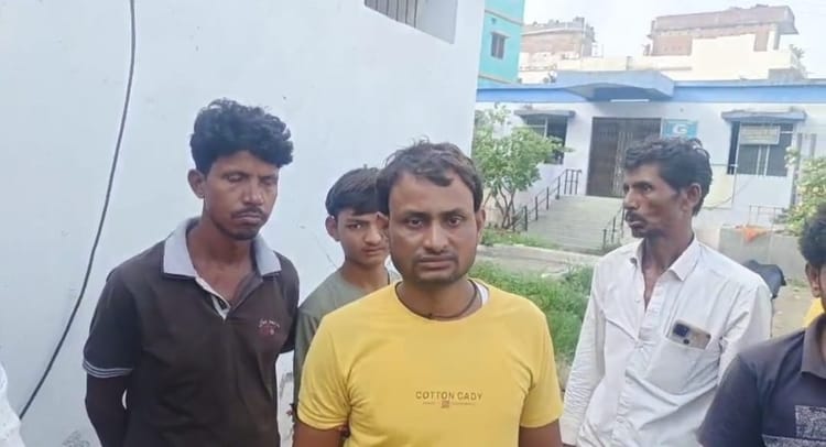 Bihar: खेलने निकले 12 वर्षीय किशोर का शव झाड़ियों में मिला, परिजनों ने हत्या का लगाया आरोप