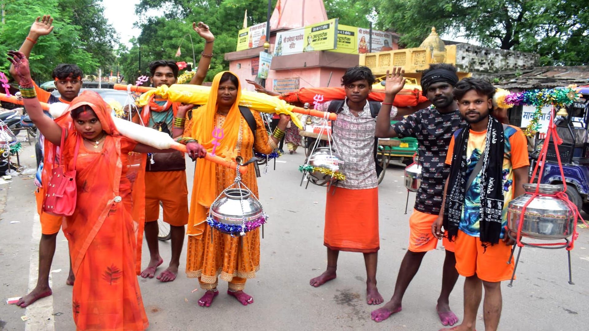 Kanwar Yatra: Muslim community showered flowers on Kanwariyas, presented an example of brotherhood
