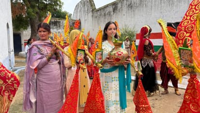 कैदी रमनदीप कौर ने उठाई कांवड़ (नीला दुपट्टा डाले)