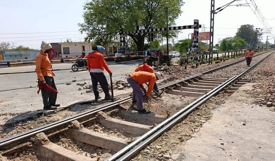 Railway News : Rakshak will save railway workers from accidents, device will alert trackman