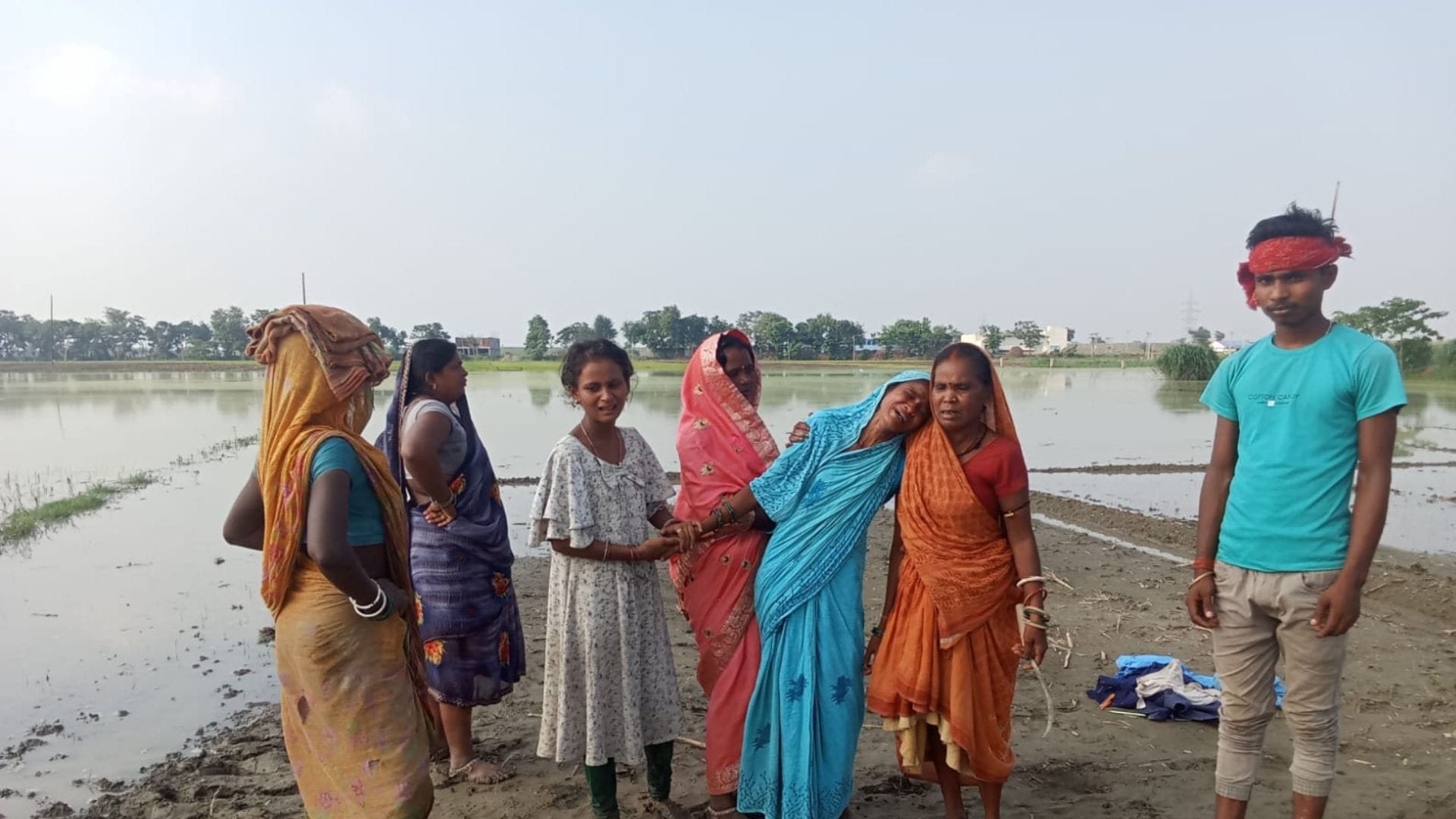 रोते बिलखते परिजन