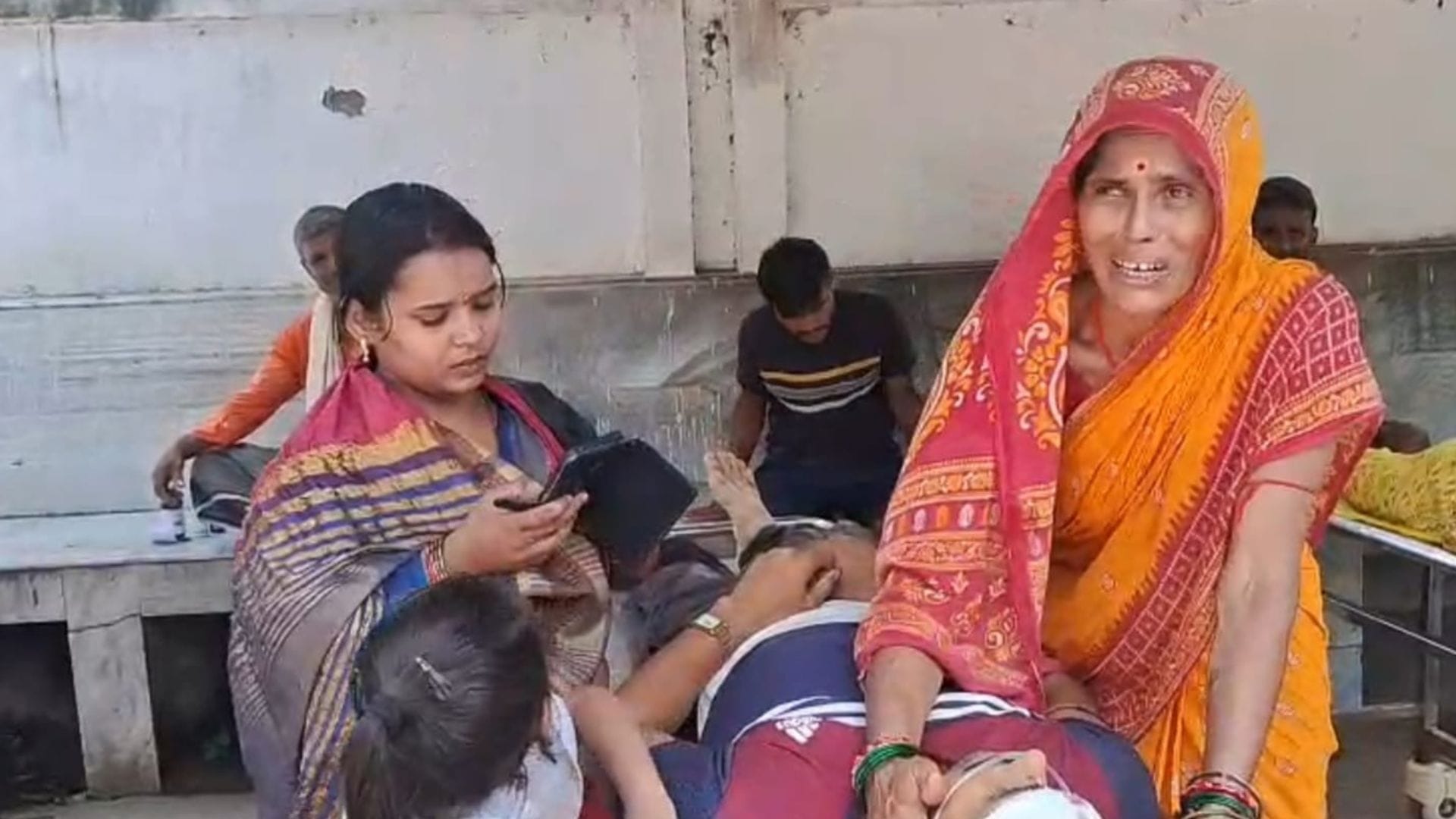 रोते बिलखते परिजन