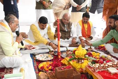 सीएम डॉ. यादव और विधानसभा अध्यक्ष तोमर विधानसभा विश्राम गृह निर्माण का भूमिपूजन करते