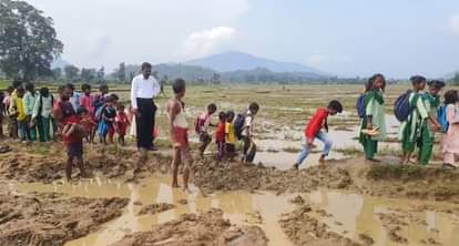 स्कूल जाते बच्चे