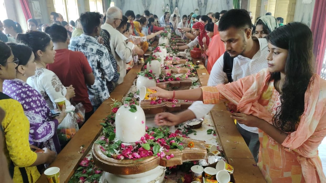 Prayagraj News: On the second Monday of Sawan, a huge crowd gathered at Bhole Temple