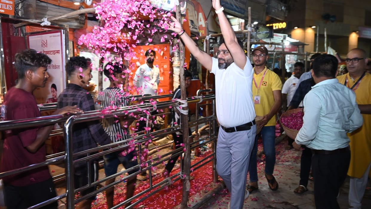 Sawan second somwar 2025 flowers showered on devotees at Kashi Vishwanath Dham in varanasi