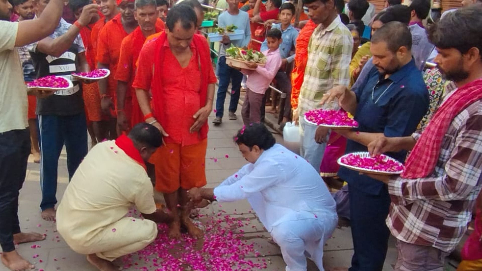 Sawan second somwar 2025 flowers showered on devotees at Kashi Vishwanath Dham in varanasi