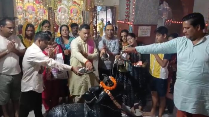 Sawan Somwar 2025 devotees lined up for Jalabhishek in Shiva temple amidst rain Uttarakhand News In hindi