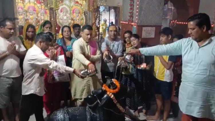 Sawan Somwar 2025:  बारिश के बीच शिवालयों में जलाभिषेक के लिए उमड़ी श्रद्धालुओं की भीड़, हर-हर महादेव की गूंज