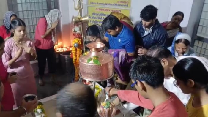 Sawan Somwar 2025 devotees lined up for Jalabhishek in Shiva temple amidst rain Uttarakhand News In hindi