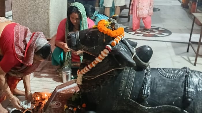 Sawan Somwar 2025 devotees lined up for Jalabhishek in Shiva temple amidst rain Uttarakhand News In hindi