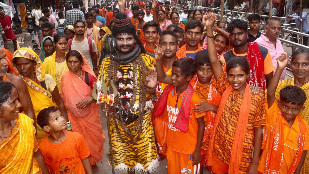 Shiva temples ready Sawan first Monday Yadav bandhu perform Jalabhishek nine temples in varanasi