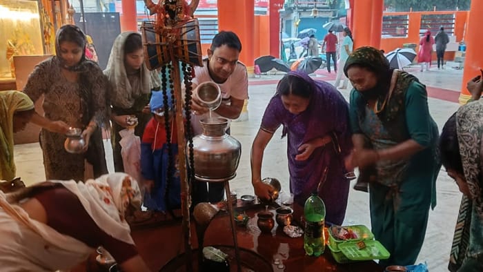 Sawan Somwar 2025 devotees lined up for Jalabhishek in Shiva temple amidst rain Uttarakhand News In hindi