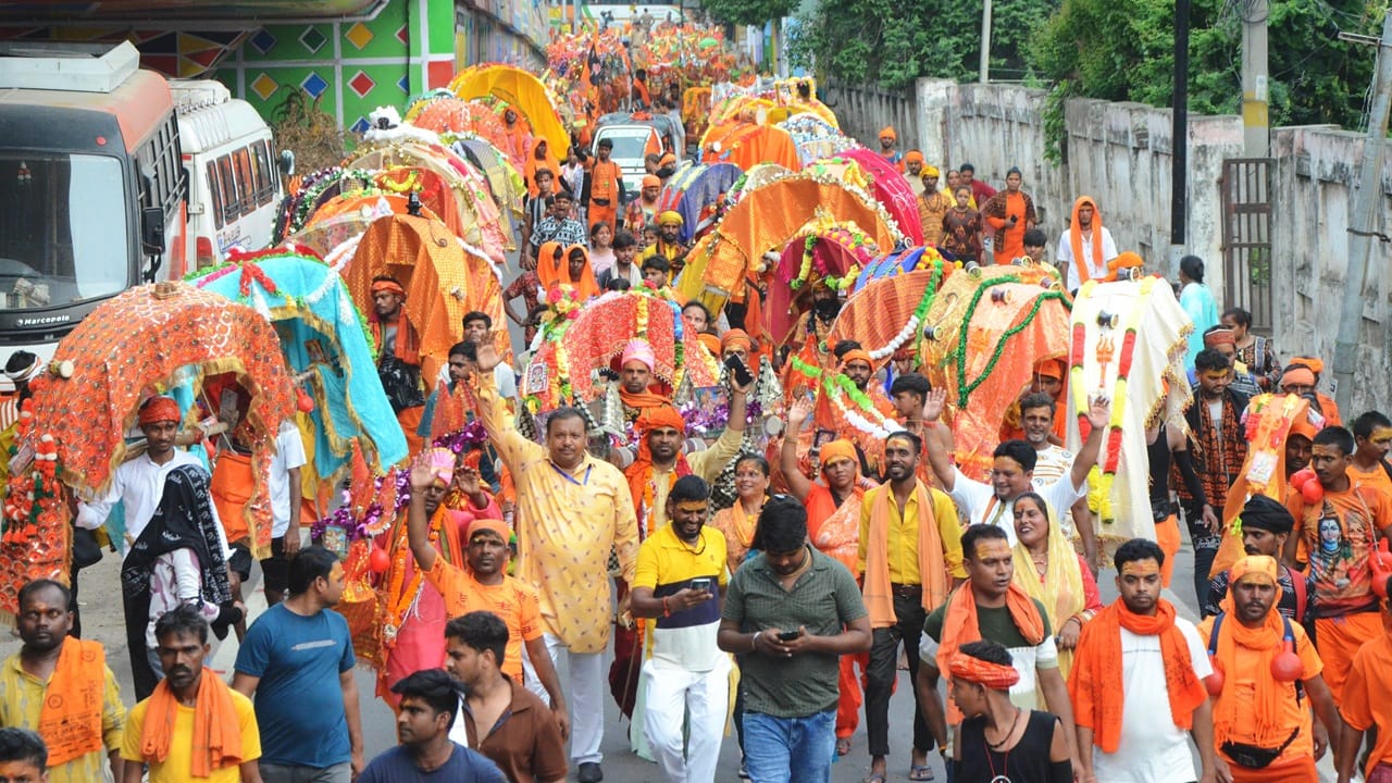 devotees lined up for Jalabhishek in Shiva temples in Bareilly