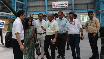 Kanpur: Joint Secretary Dr. Garima saw the products at the Fieldgun Factory