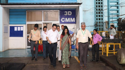 Kanpur: Joint Secretary Dr. Garima saw the products at the Fieldgun Factory