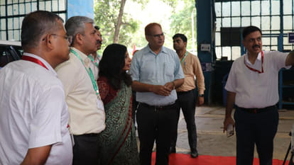 Kanpur: Joint Secretary Dr. Garima saw the products at the Fieldgun Factory
