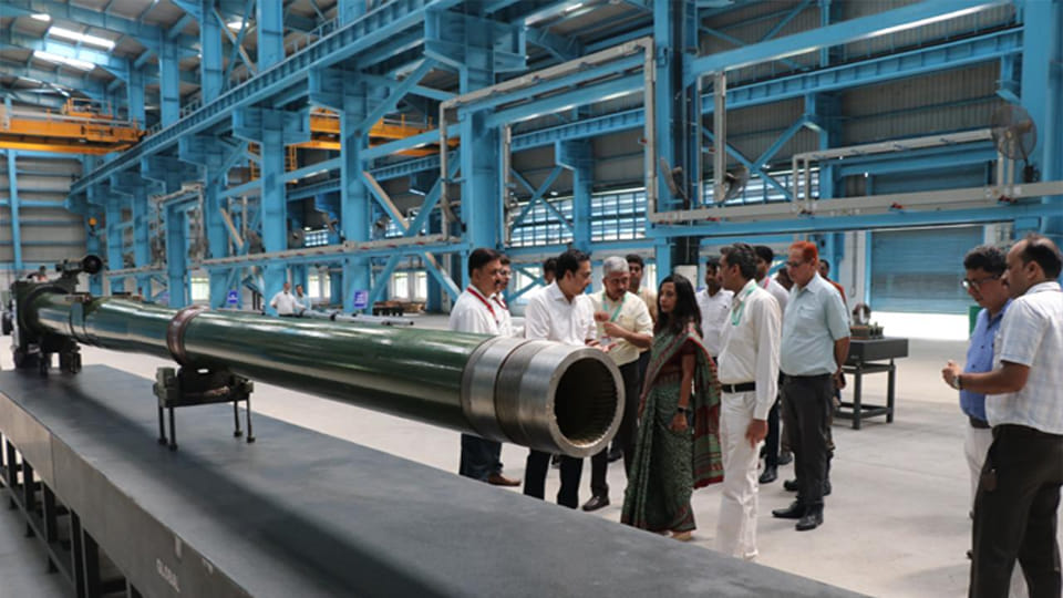 Kanpur: Joint Secretary Dr. Garima saw the products at the Fieldgun Factory