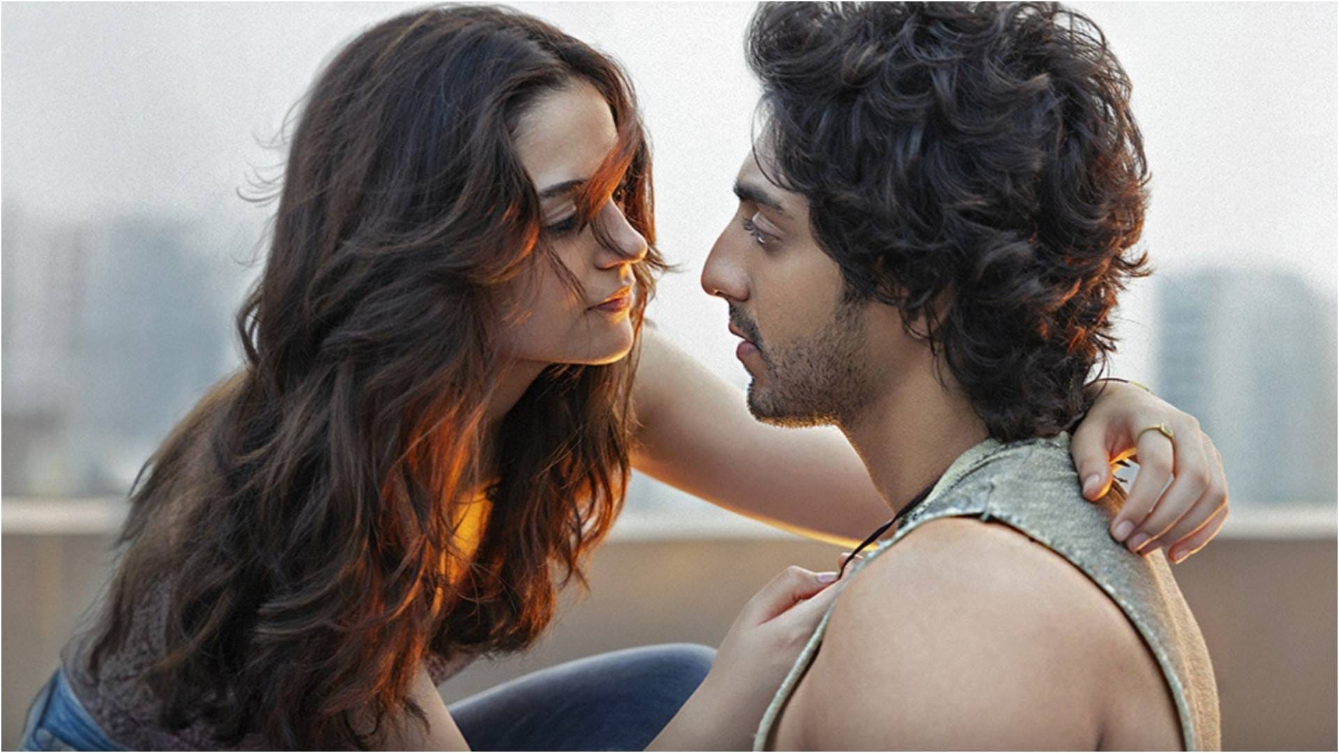 Actors Who Became Famous from Debut Film Without Any Bollywood Connections Anit Padda Kriti Sanon Deepika
