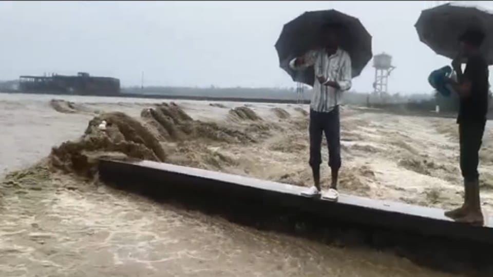 Flood Alert in Shakumbhari Hills: River Overflow Cuts Off Villages, Devotees Halted at Bhura Dev