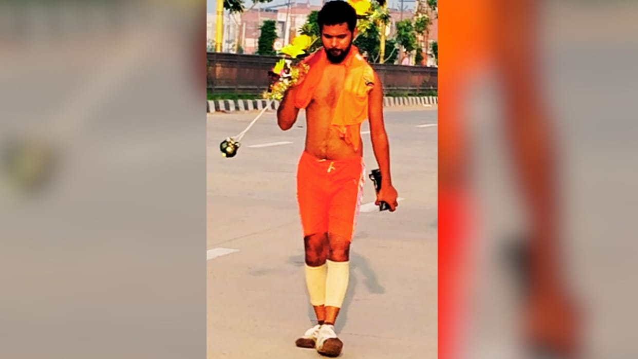 Sawan 35 kg Kaanvad on shoulder blisters on feet difficulties are heavy on faith Shiva devotee