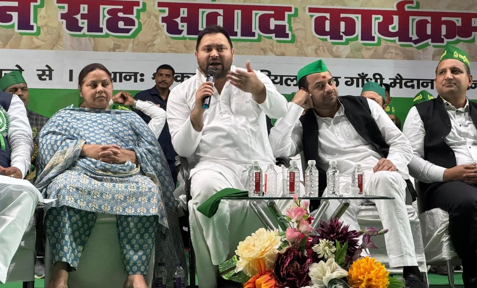 यह इसी साल की तस्वीर है, जब लालू परिवार में तेज प्रताप यादव भी थे।