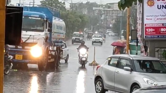 Sawan Somwar 2025 devotees lined up for Jalabhishek in Shiva temple amidst rain Uttarakhand News In hindi